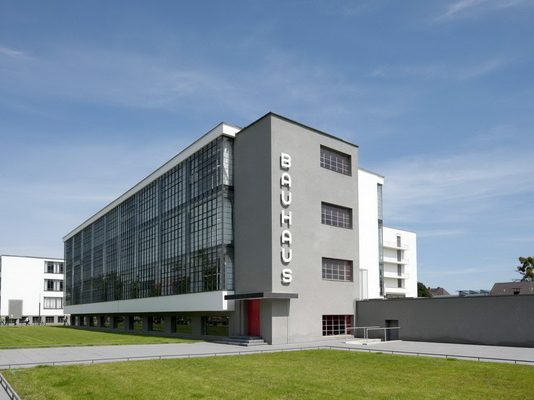 Bauhaus – Ngôi trường thiết kế có ảnh hưởng lớn nhất đến nghệ thuật kỉ niệm 100 năm thành lập