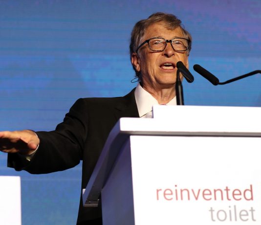Bill Gates cổ động cho cách mạng công nghệ toilet với một hũ chất thải trên tay