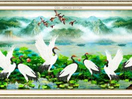 tranh-theu-chu-thap-that-hac-tien-trong-ao-sen